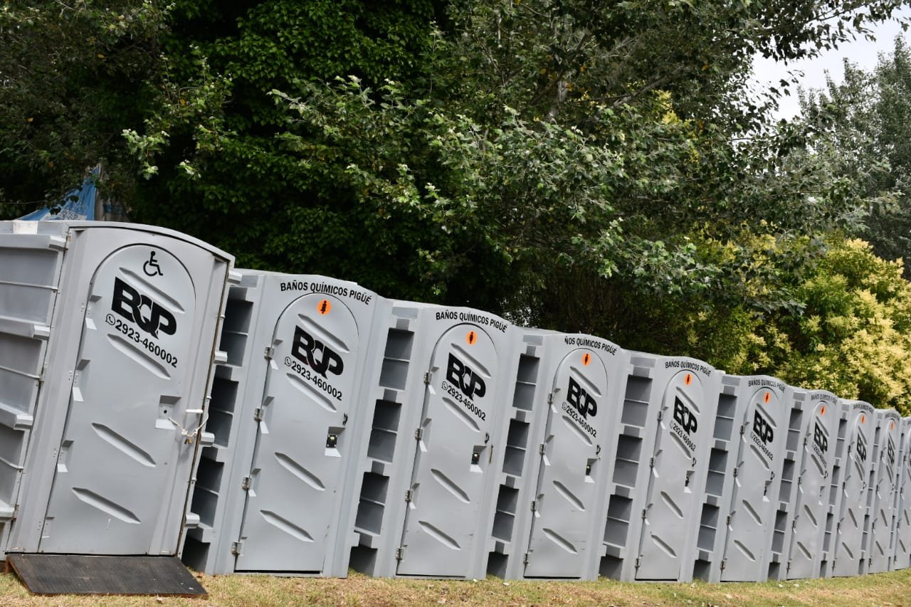 Baños químicos industriales instalados en obra en Pigüé, Buenos Aires